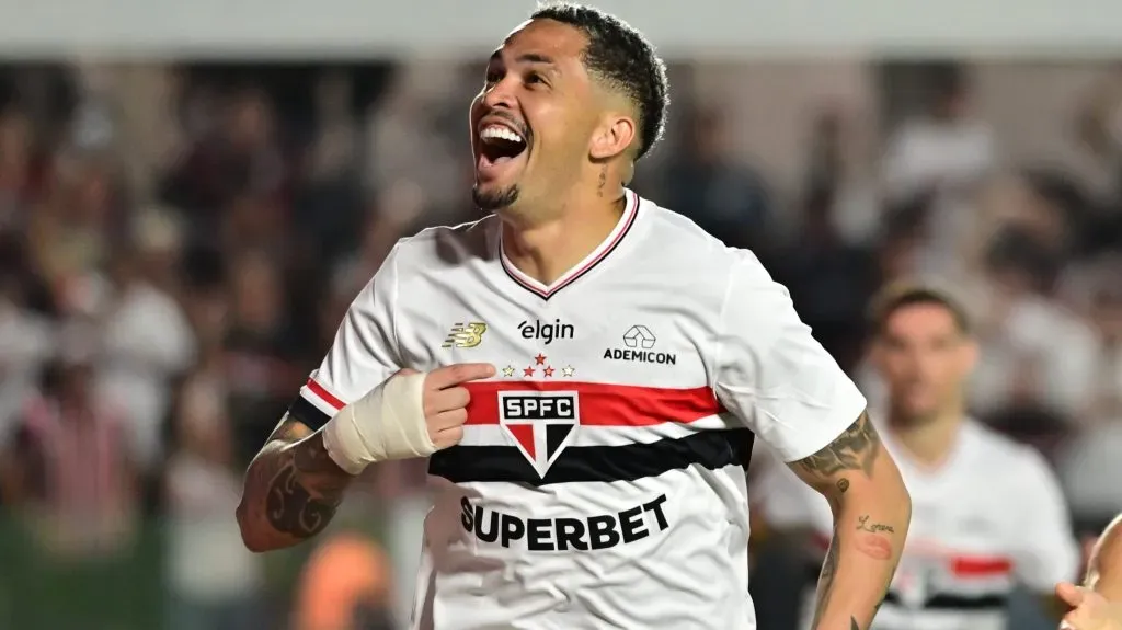 Luciano jogador do São Paulo comemora seu gol durante partida contra o Flamengo – Foto: Jota Erre/AGIF