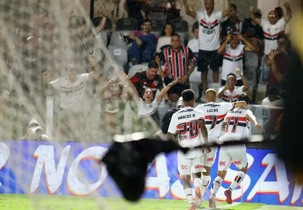 Ferreirinha, jogador do Sao Paulo, comemora seu gol durante partida contra o Flamengo no estadio Vila Belmiro pelo campeonato Brasileiro A 2025. Foto: Mauricio De Souza/AGIF
