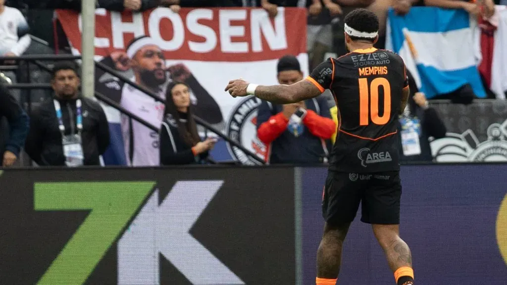 Memphis Depay que teria tomado a decisão de deixar o hotel, revelou o presidente – Foto: Joisel Amaral/AGIF