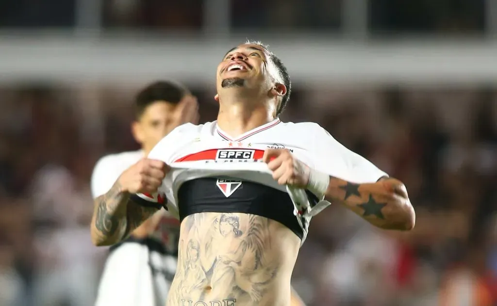 Luciano jogador do Sao Paulo lamenta durante partida contra o Flamengo no estadio Vila Belmiro pelo campeonato Brasileiro A 2025. Foto: Mauricio De Souza/AGIF