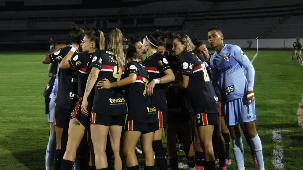 Jogadoras do São Paulo em campo na Copa do Brasil Feminina