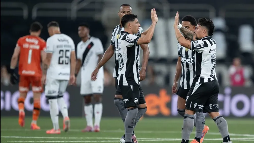 Botafogo foi muito superior no clássico - Foto: Jorge Rodrigues/AGIF.