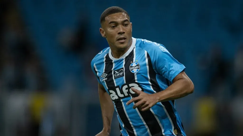 RS – PORTO ALEGRE – 05/11/2025 – BRASILEIRO A 2025, GREMIO X CRUZEIRO – Carlos Vinicius jogador do Gremio durante partida contra o Cruzeiro no estadio Arena do Gremio pelo campeonato Brasileiro A 2025. Foto: Liamara Polli/AGIF
