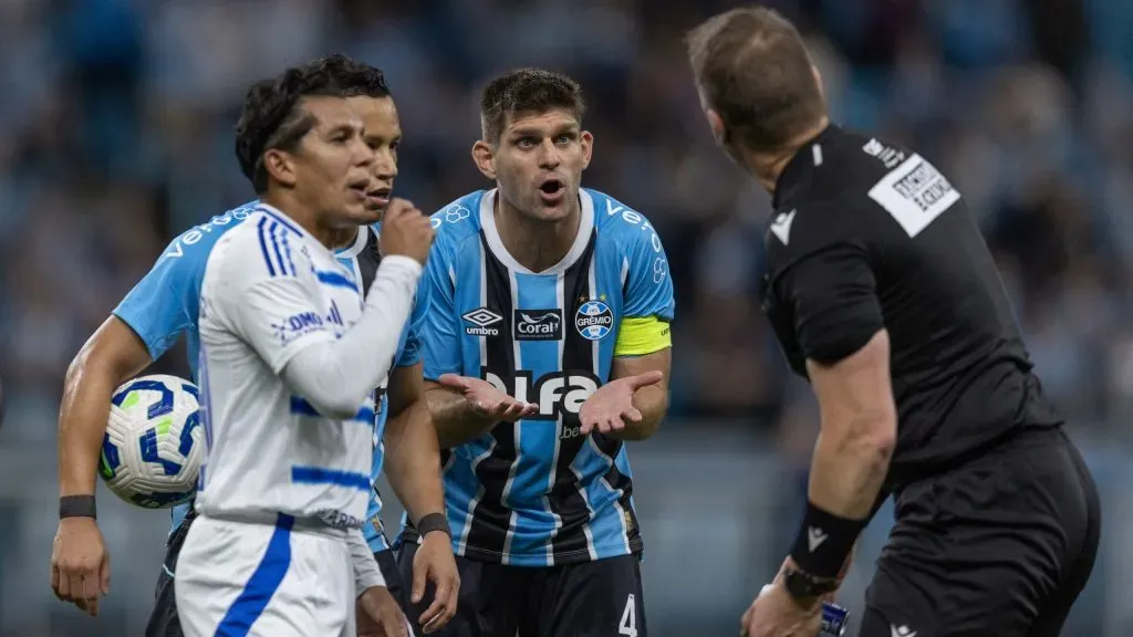 Grêmio reclamou muito da arbitragem - Foto: Liamara Polli/AGIF.
