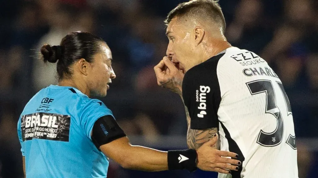 Charles recebe cartão vermelho durante partida contra o Bragantino. Foto: Joisel Amaral/AGIF