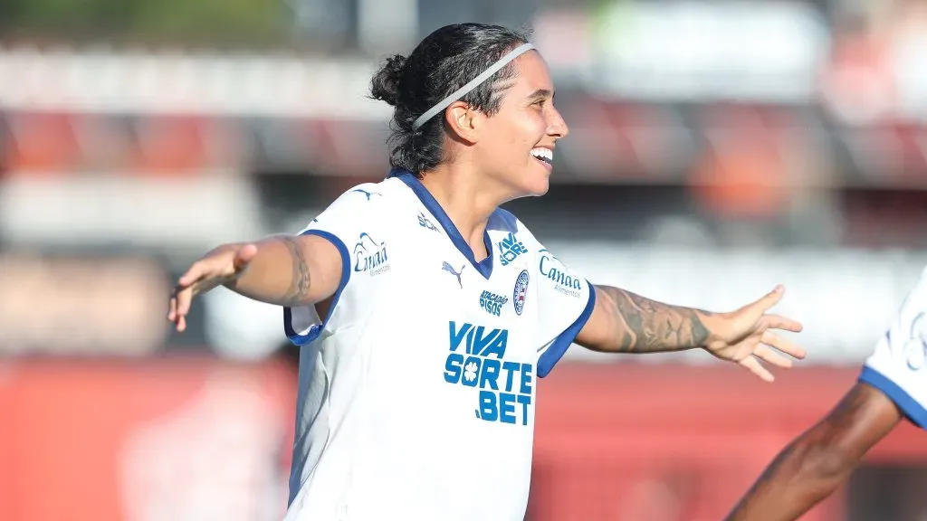 Jogadora do Bahia feminino celebra gol em decisão
