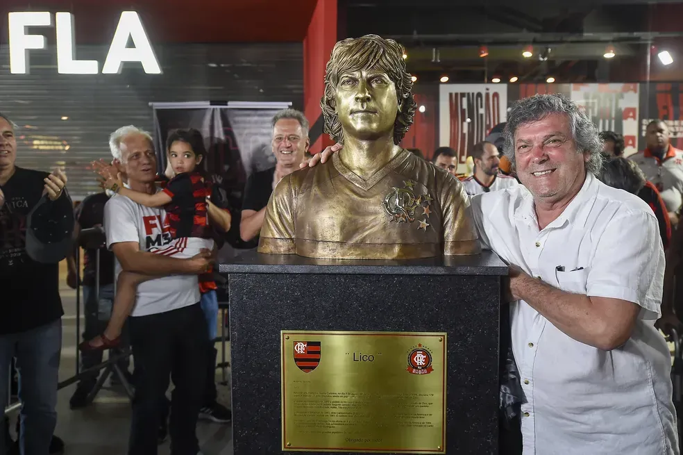 Lico ao lado do busto em sua homenagem no Flamengo. Foto: Marcelo Cortes/Flamengo