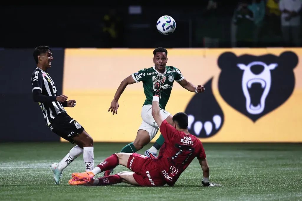 SP – SAO PAULO – 06/11/2025 – BRASILEIRO A 2025, PALMEIRAS X SANTOS – Vitor Roque jogador do Palmeiras comemora seu gol durante partida contra o Santos no estadio Arena Allianz Parque pelo campeonato Brasileiro A 2025. Foto: Ettore Chiereguini/AGIF