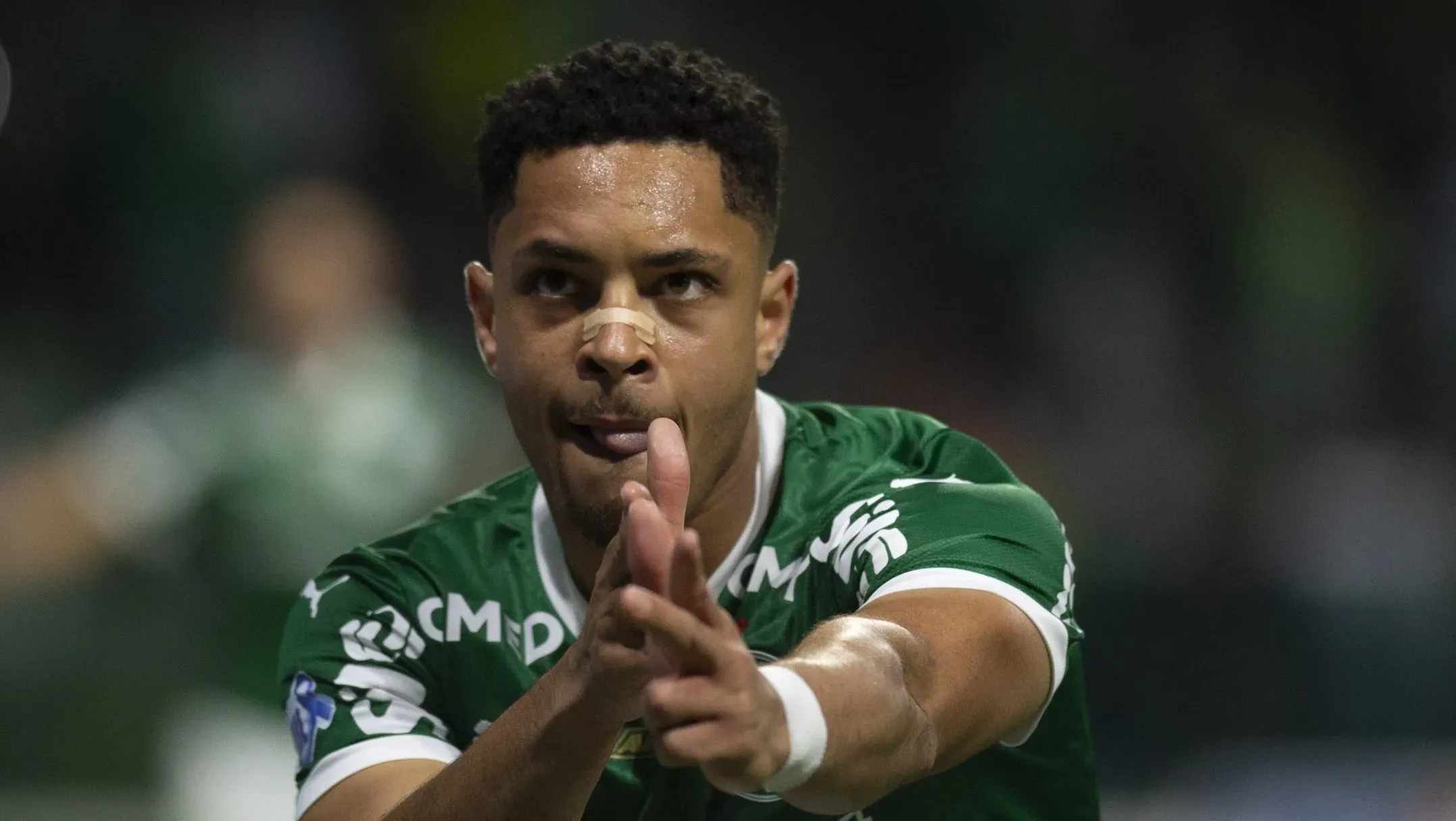 SP – SAO PAULO – 06/11/2025 – BRASILEIRO A 2025, PALMEIRAS X SANTOS – Vitor Roque jogador do Palmeiras comemora seu gol durante partida contra o Santos no estadio Arena Allianz Parque pelo campeonato Brasileiro A 2025. Foto: Anderson Romao/AGIF