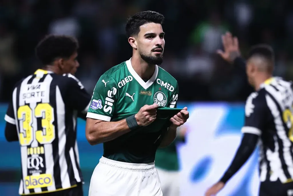 Flaco López foi fundamental para jogada do primeiro gol de Vitor Roque em clássico – Foto: Ettore Chiereguini/AGIF