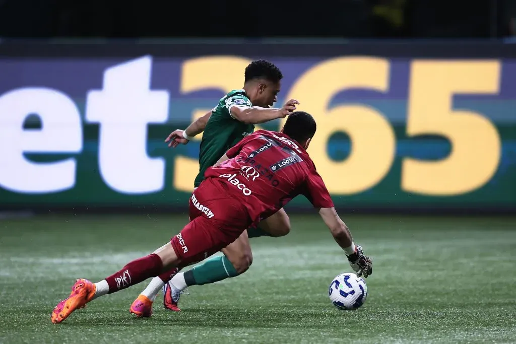 Brazão tentou de todas as formas impedir ataques do Palmeiras nesta quinta em clássico no Allianz – Foto: Ettore Chiereguini/AGIF