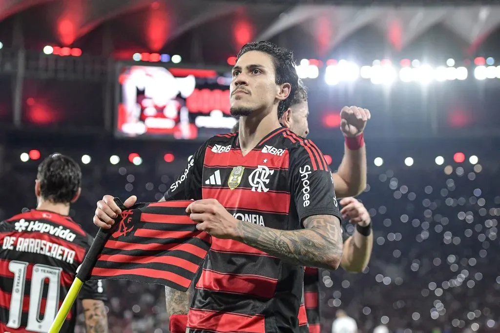 RJ – RIO DE JANEIRO – 25/08/2025 – BRASILEIRO A 2025, FLAMENGO X VITORIA – Pedro jogador do Flamengo comemora seu gol durante partida contra o Vitoria no estadio Maracana pelo campeonato Brasileiro A 2025. Foto: Thiago Ribeiro/AGIF