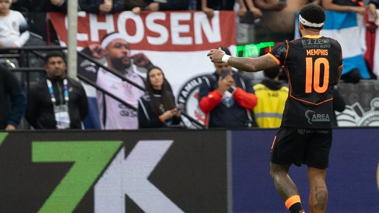 SP – SAO PAULO – 02/11/2025 – BRASILEIRO A 2025, CORINTHIANS X GREMIO – Memphis Depay jogador do Corinthians comemora seu gol durante partida contra o Gremio no estadio Arena Corinthians pelo campeonato Brasileiro A 2025. Foto: Joisel Amaral/AGIF