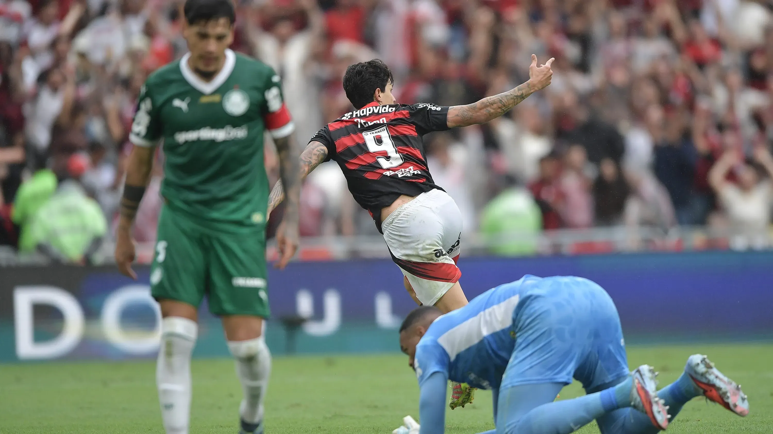 RJ – RIO DE JANEIRO – 19/10/2025 – BRASILEIRO A 2025, FLAMENGO X PALMEIRAS – Pedro jogador do Flamengo comemora seu gol durante partida contra o Palmeiras no estadio Maracana pelo campeonato Brasileiro A 2025. Foto: Thiago Ribeiro/AGIF