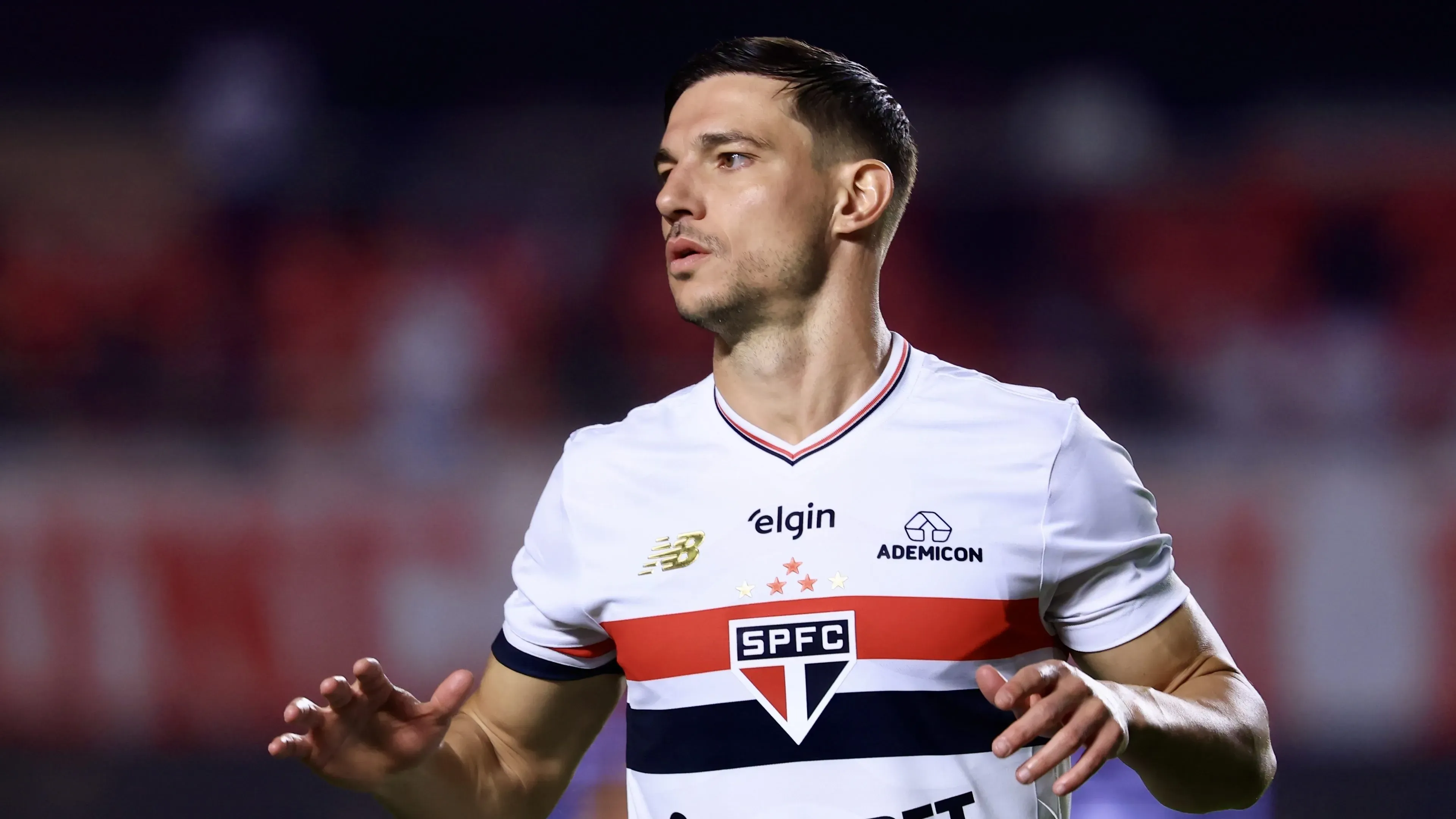 SP – SAO PAULO – 31/07/2025 – COPA DO BRASIL 2025, SAO PAULO X ATHLETICO-PR – Cedric Soares jogador do Sao Paulo durante partida contra o Athletico-PR no estadio Morumbi pelo campeonato Copa Do Brasil 2025. Foto: Marcello Zambrana/AGIF