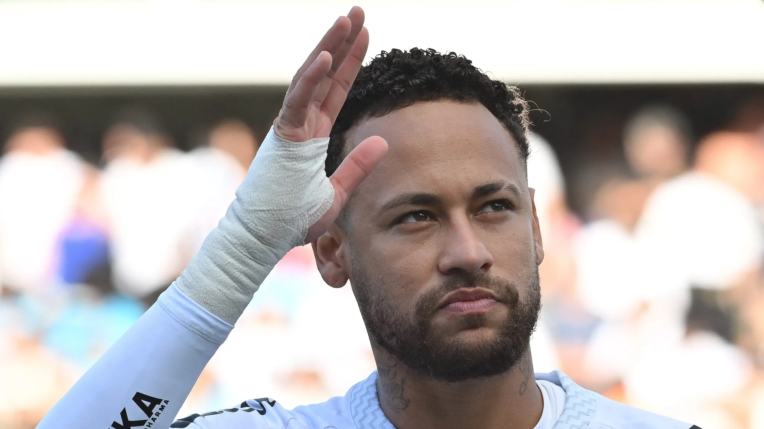 Foto: Jota Erre/AGIF – Neymar retorna domingo (9) e é a esperança do Peixão na luta contra a degola.