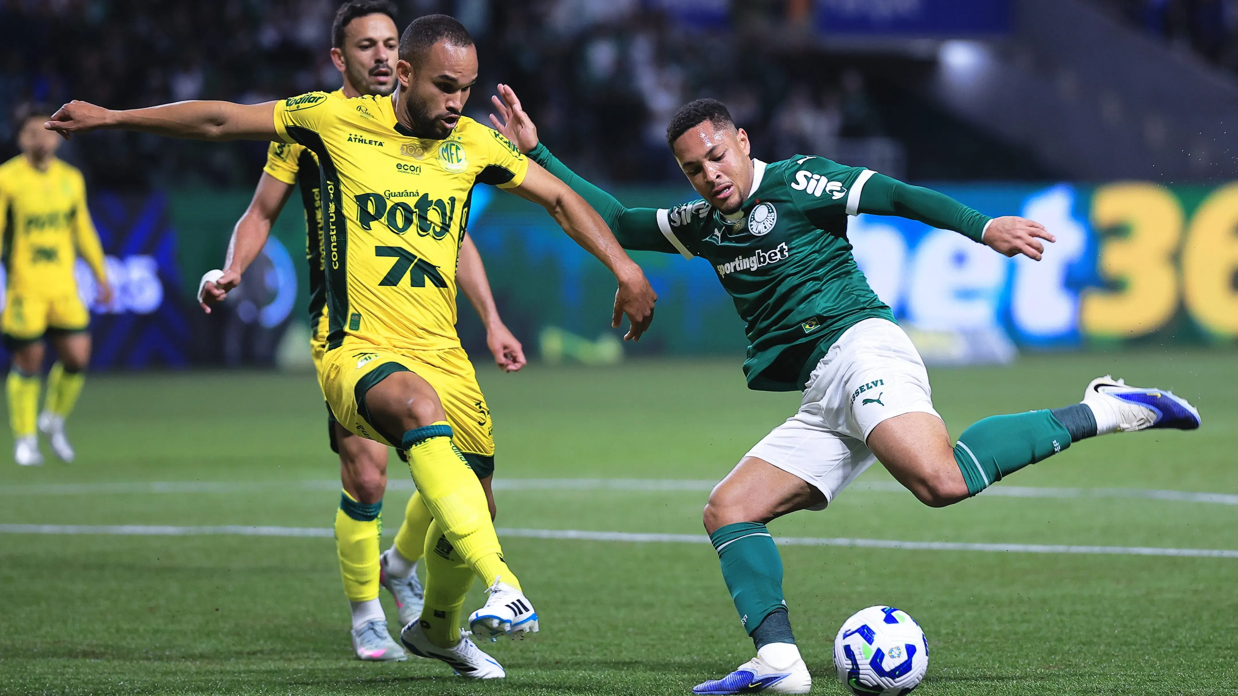 Vitor Roque, jogador do Palmeiras, disputa lance com Joao Victor jogador do Mirassol durante partida no estadio Arena Allianz Parque pelo campeonato Brasileiro A 2025. Foto: Ettore Chiereguini/AGIF