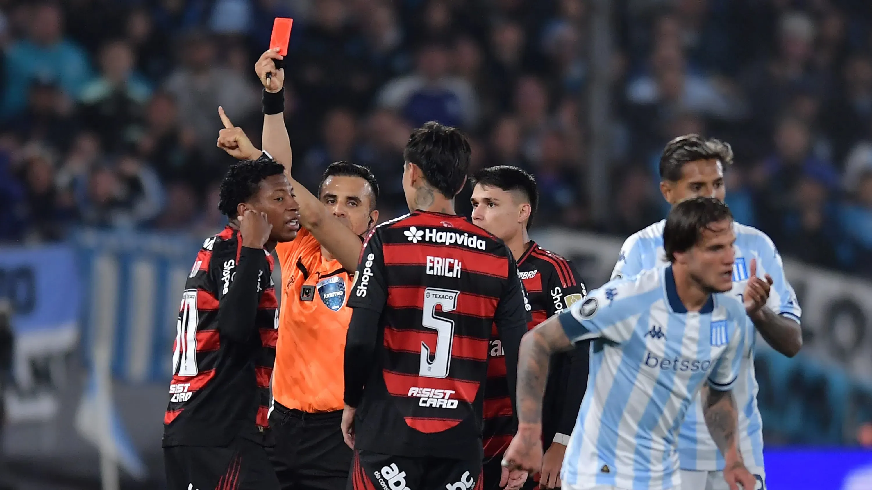 Momento da expulsão de Plata, contra o Racing. Photo by Marcelo Endelli/Getty Images