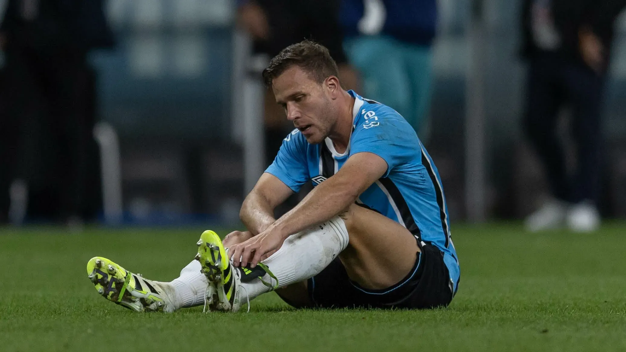 RS – PORTO ALEGRE – 05/11/2025 – BRASILEIRO A 2025, GREMIO X CRUZEIRO – Arthur jogador do Gremio lamenta derrota ao final da partida contra o Cruzeiro no estadio Arena do Gremio pelo campeonato Brasileiro A 2025. Foto: Liamara Polli/AGIF