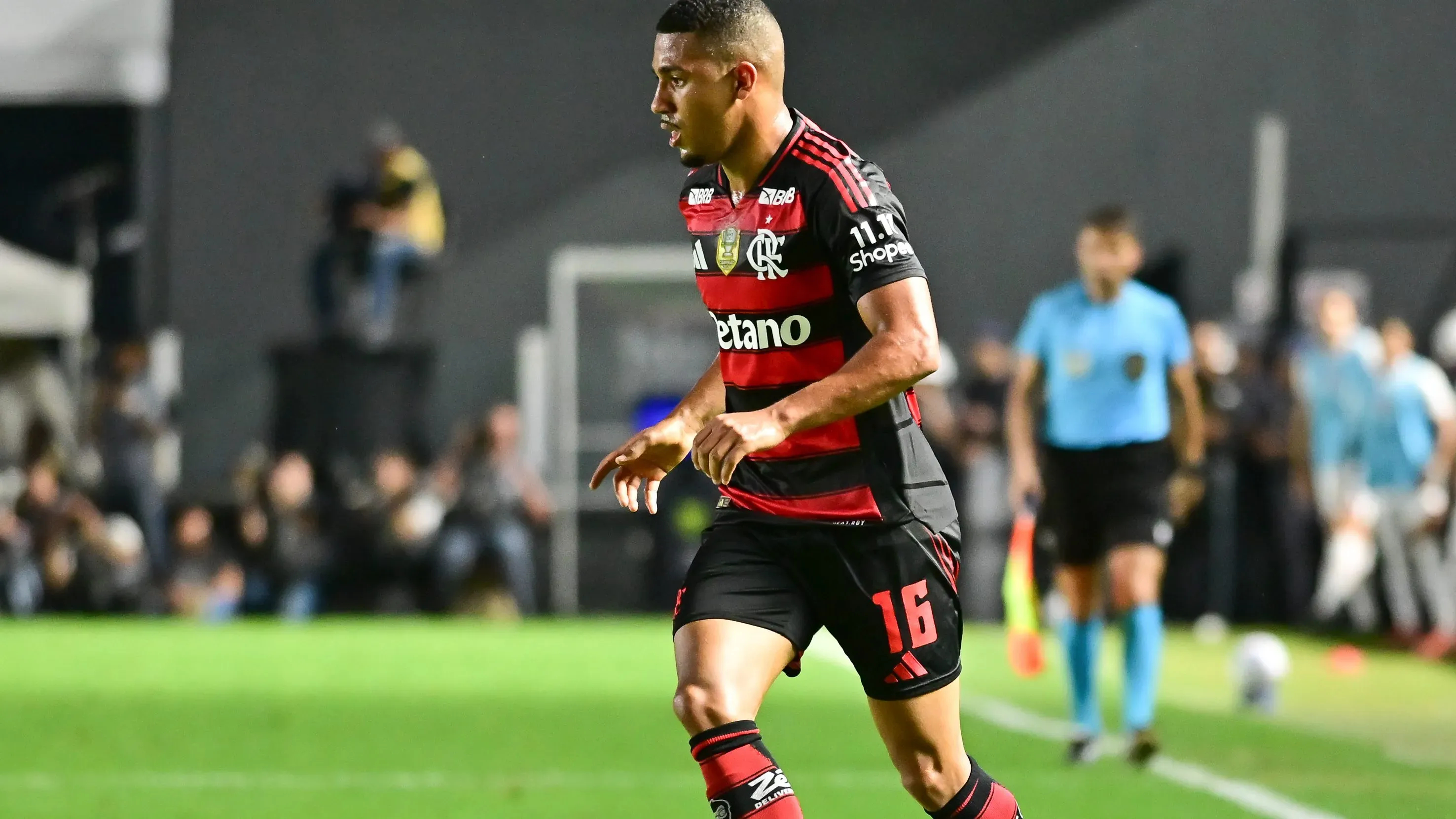 SP – SANTOS – 05/11/2025 – BRASILEIRO A 2025, SAO PAULO X FLAMENGO – Samuel Lino jogador do Flamengo durante partida contra o Sao Paulo no estadio Vila Belmiro pelo campeonato Brasileiro A 2025. Foto: Jota Erre/AGIF