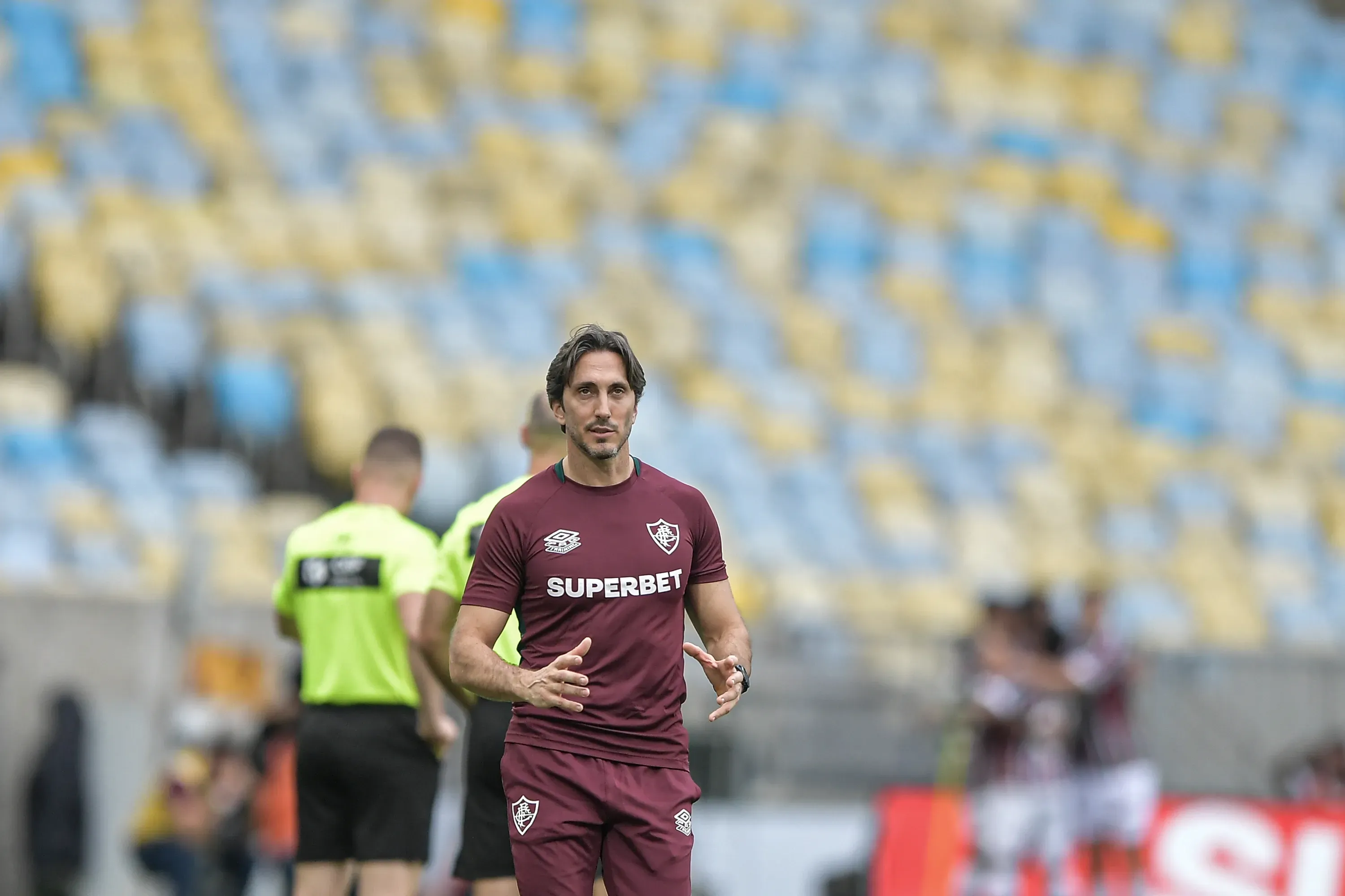 Luis Zubeldia tecnico do Fluminense durante partida contra o Botafogo no estadio Maracana pelo campeonato Brasileiro A 2025. Foto: Thiago Ribeiro/AGIF