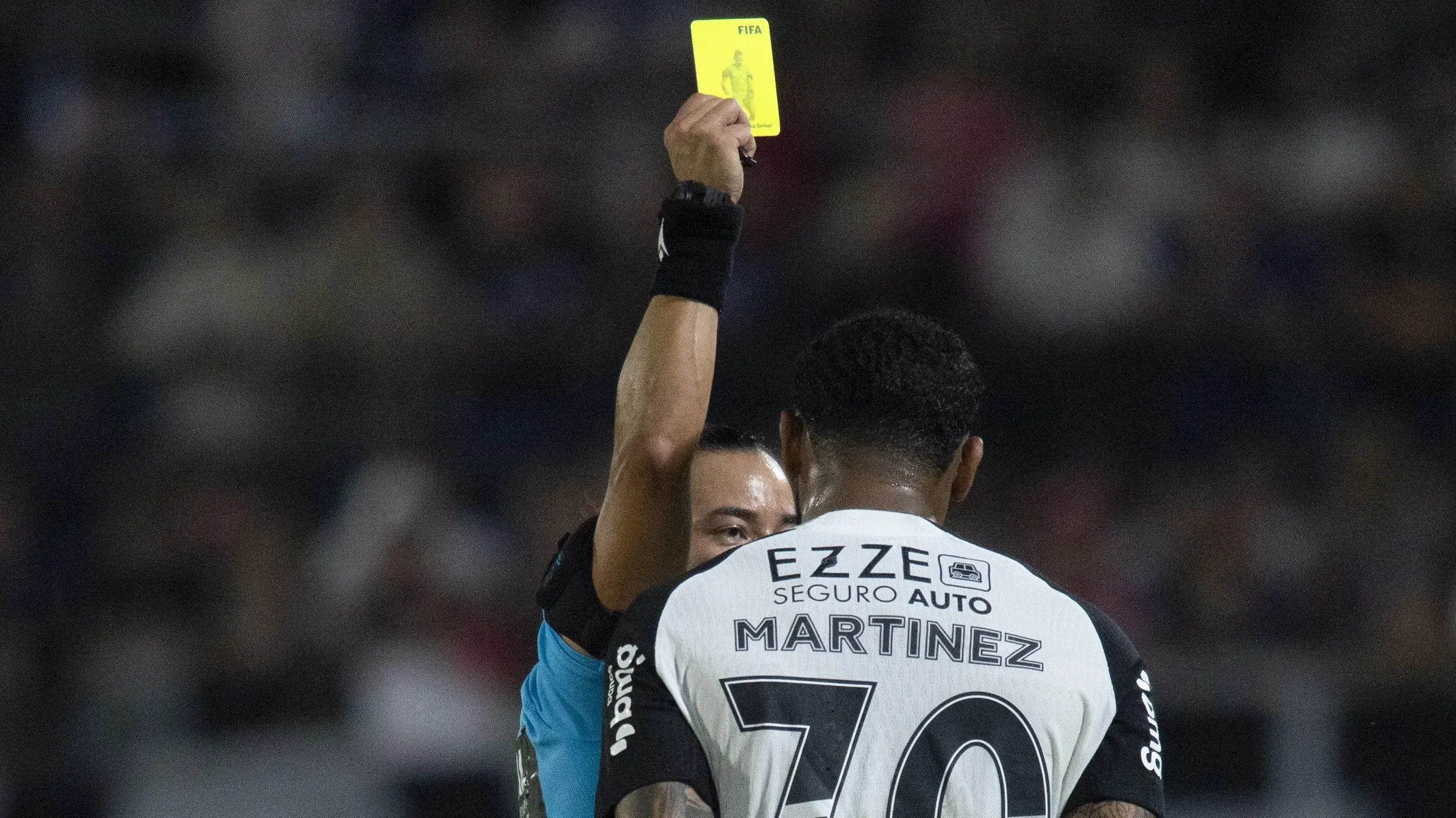 José Martínez jogador do Corinthians recebe cartão amarelo do árbitro durante partida contra o Bragantino no estádio Cícero De Souza Marques pelo campeonato Brasileiro A 2025. Foto: Anderson Romão/AGIF