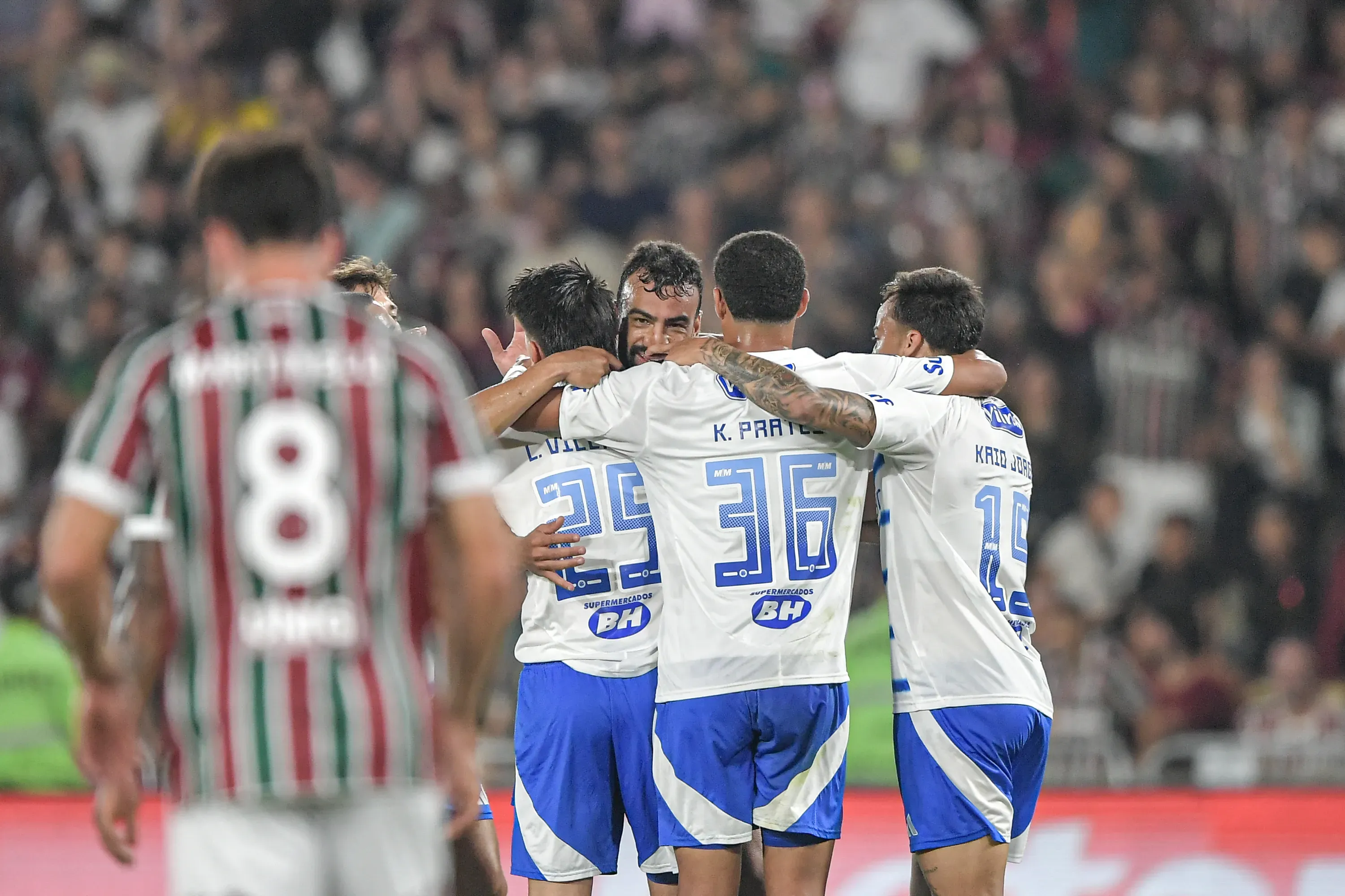Fabricio Bruno jogador do Cruzeiro comemora seu gol com jogadores do seu time durante partida contra o Fluminense – Foto: Thiago Ribeiro/AGIF