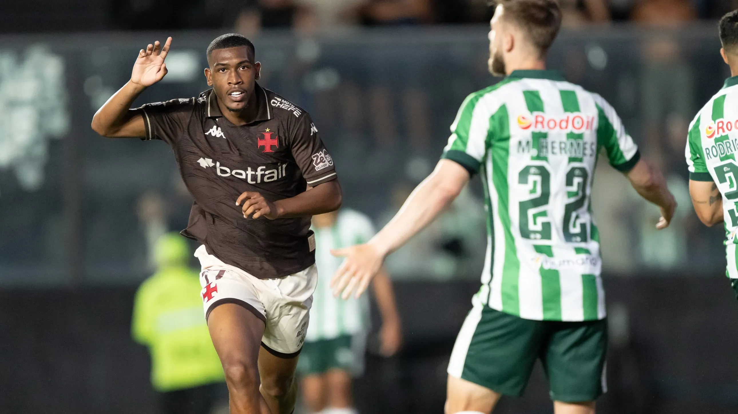 Rayan jogador do Vasco comemora seu gol durante partida contra o Juventude no estadio Sao Januario pelo campeonato Brasileiro A 2025. Foto: Jorge Rodrigues/AGIF