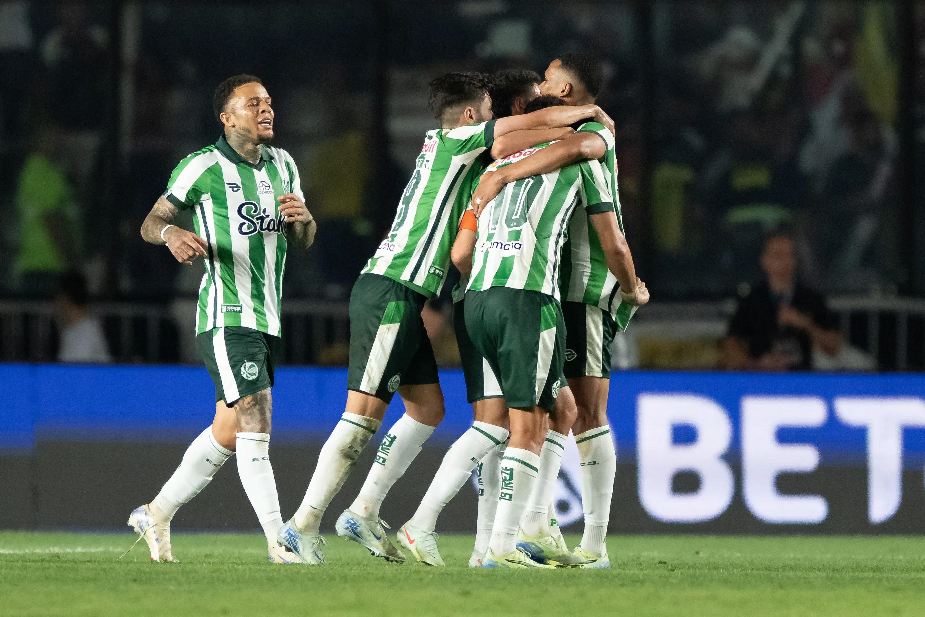 Jogadores do Juventude comemoram gol de Nenê contra o Vasco. Foto: Jorge Rodrigues/AGIF