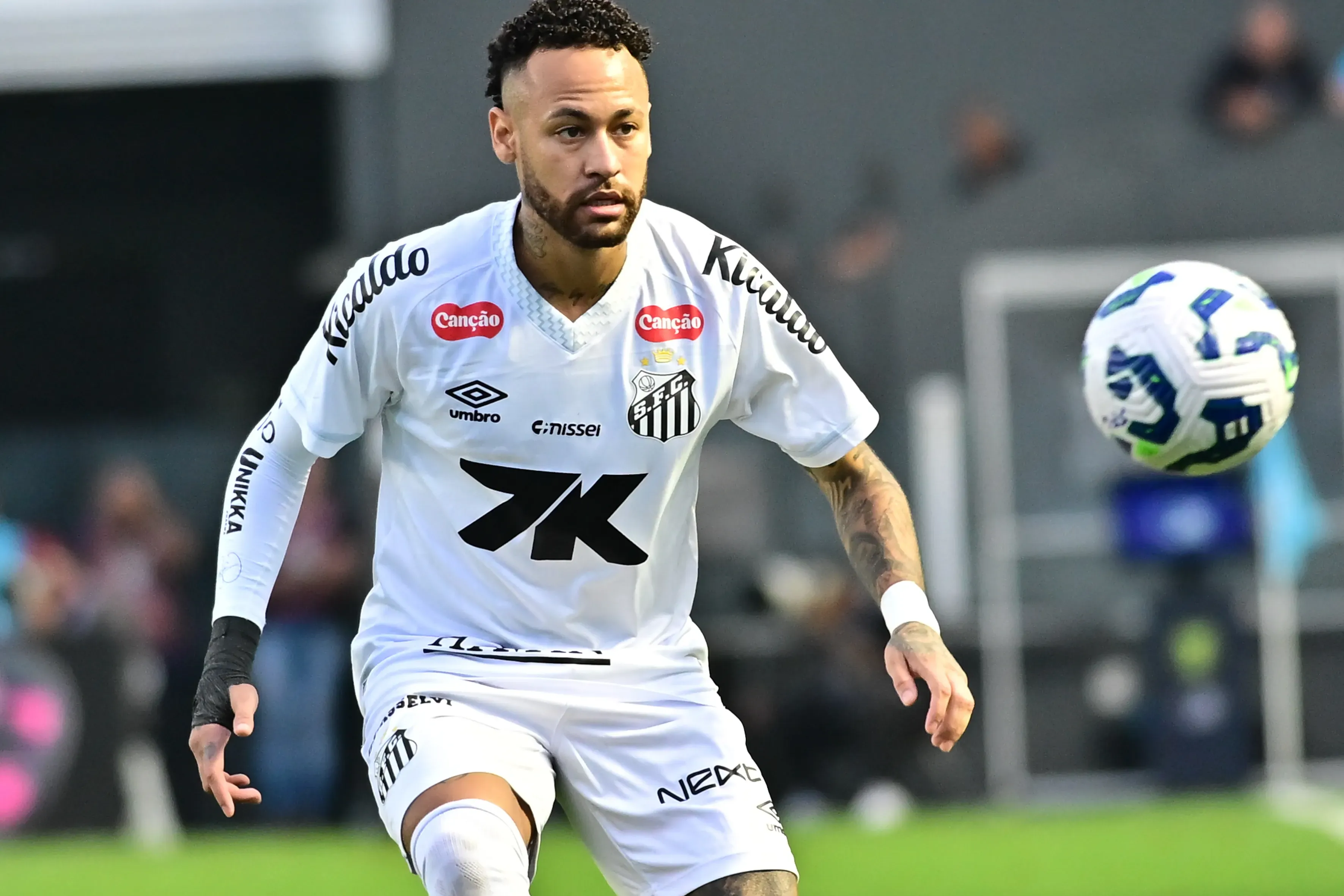 Neymar Jr jogador do Santos durante partida contra o Fortaleza no estadio Vila Belmiro pelo campeonato Brasileiro A 2025. Foto: Jota Erre/AGIF