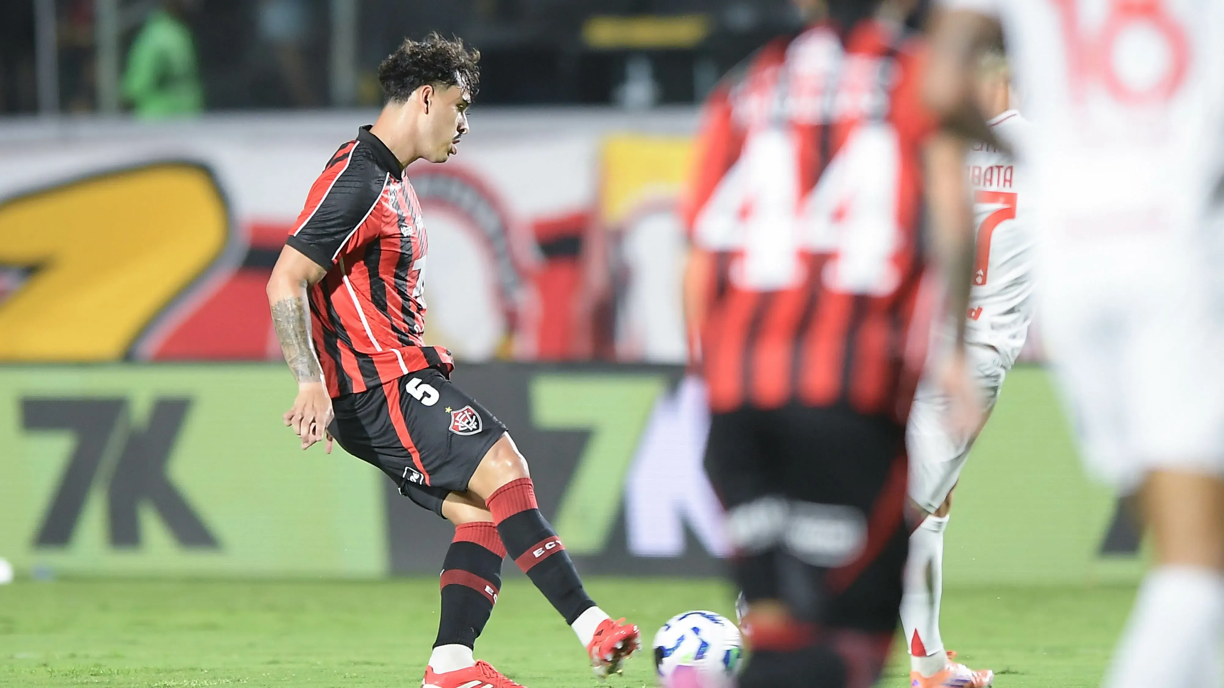 BA – SALVADOR – 05/11/2025 – BRASILEIRO A 2025, VITORIA X INTERNACIONAL – Lucas Halter jogador do Vitoria durante partida contra o Internacional no estadio Barradao pelo campeonato Brasileiro A 2025. Foto: Jhony Pinho/AGIF