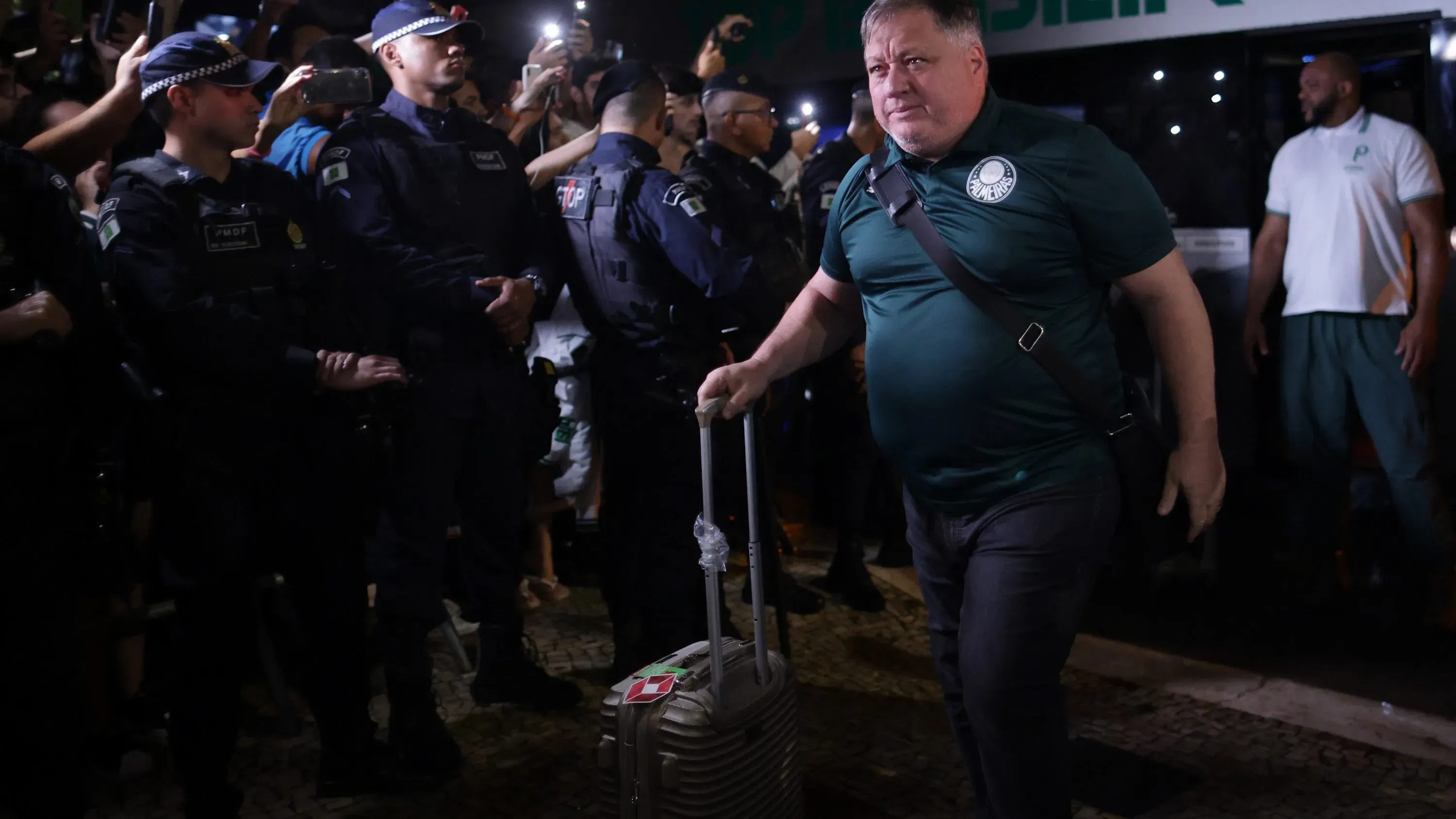 DF – Brasilia – 27/01/2023 – BRASILIA, PALMEIRAS, CHEGADA AO HOTEL – Anderson Barros diretor de futebol do Palmeiras durante chegada ao Hotel Gran Mercure na cidade de Brasilia nesta sexta-feira (27) para a disputa da SuperCopa 2023 contra o Flamengo. Foto: Ettore Chiereguini/AGIF