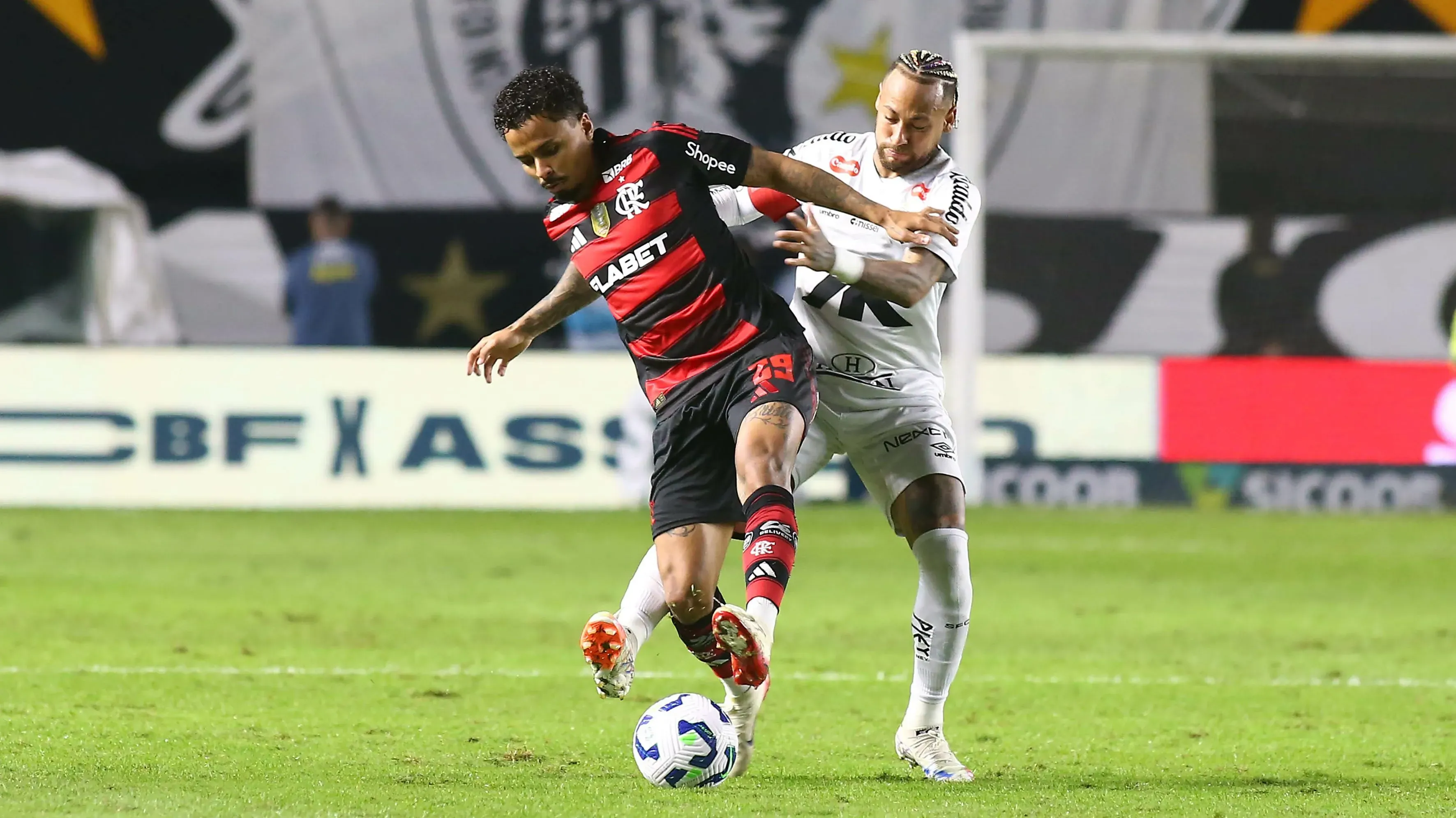 Neymar Jr jogador do Santos durante partida contra o Flamengo no estadio Vila Belmiro pelo campeonato Brasileiro A 2025. Foto: Mauricio De Souza/AGIF