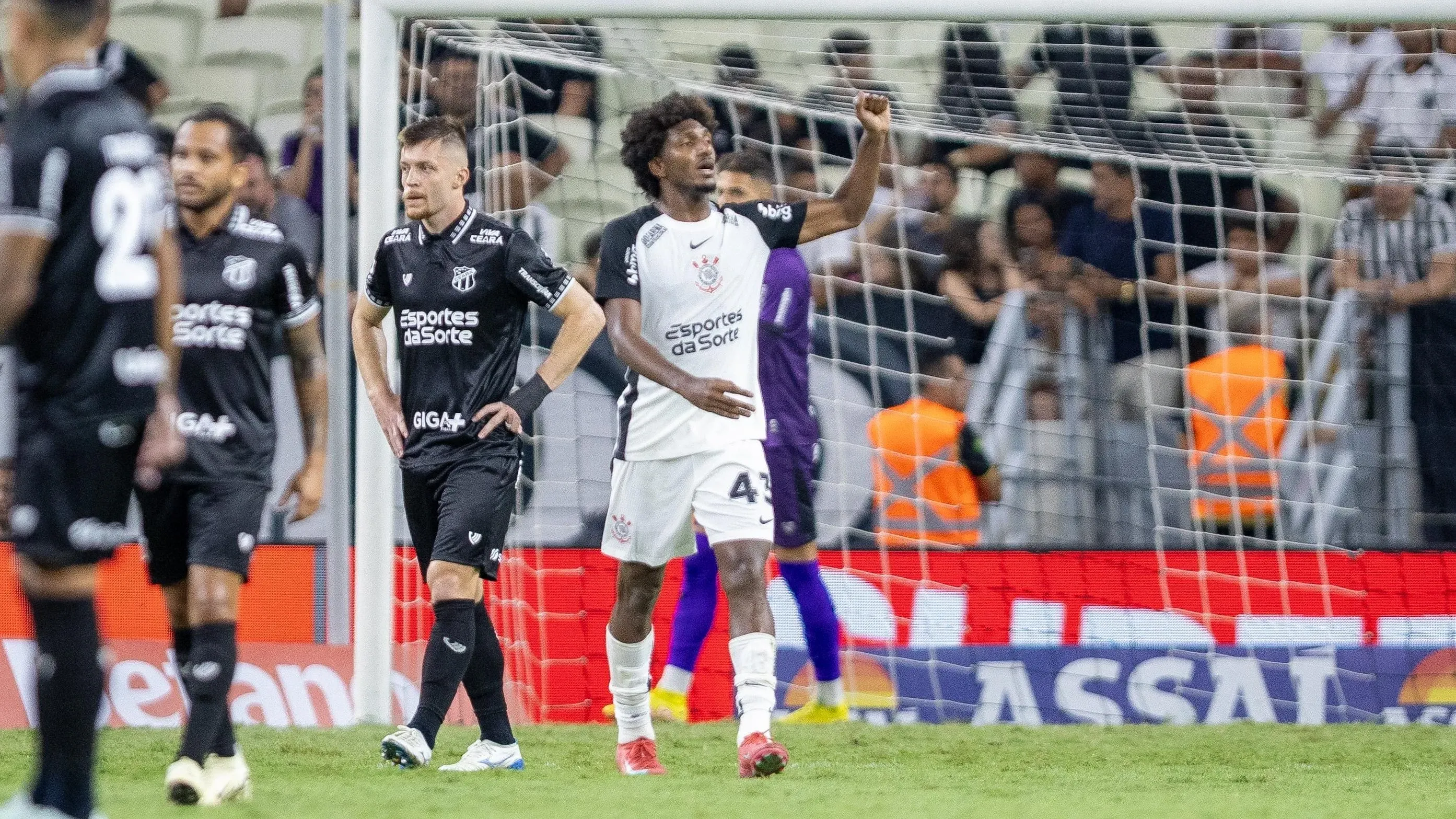 Talles Magno, jogador do Corinthians comemora seu gol durante partida contra o Ceará na Arena Castelão pelo Campeonato Brasileiro A 2025. Foto: Baggio Rodrigues/AGIF