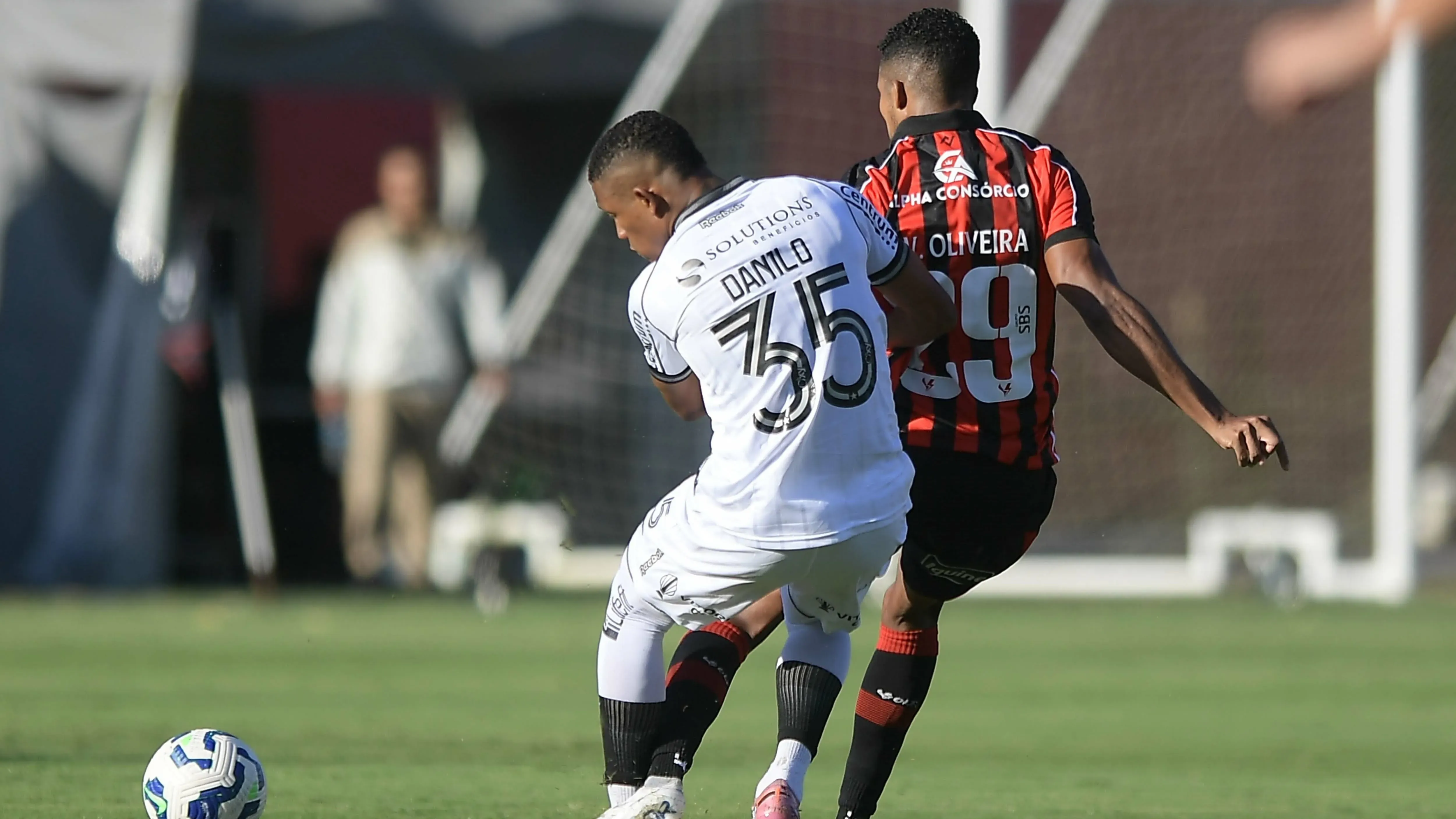 Willian Oliveira jogador do Vitoria disputa lance com Danilo jogador do Botafogo durante partida no estadio Barradao pelo campeonato Brasileiro A 2025. Foto: Jhony Pinho/AGIF