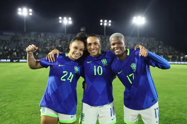 Dudinha, Marta e Jhonson na seleção brasileira. Foto: Lívia Villas Boas/CBF