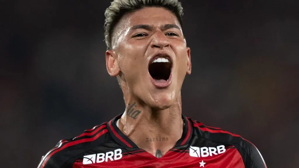 Carrascal, jogador do Flamengo, comemora seu gol durante partida contra o Racing no estadio Maracana pelo campeonato Copa Libertadores 2025. Foto: Jorge Rodrigues/AGIF