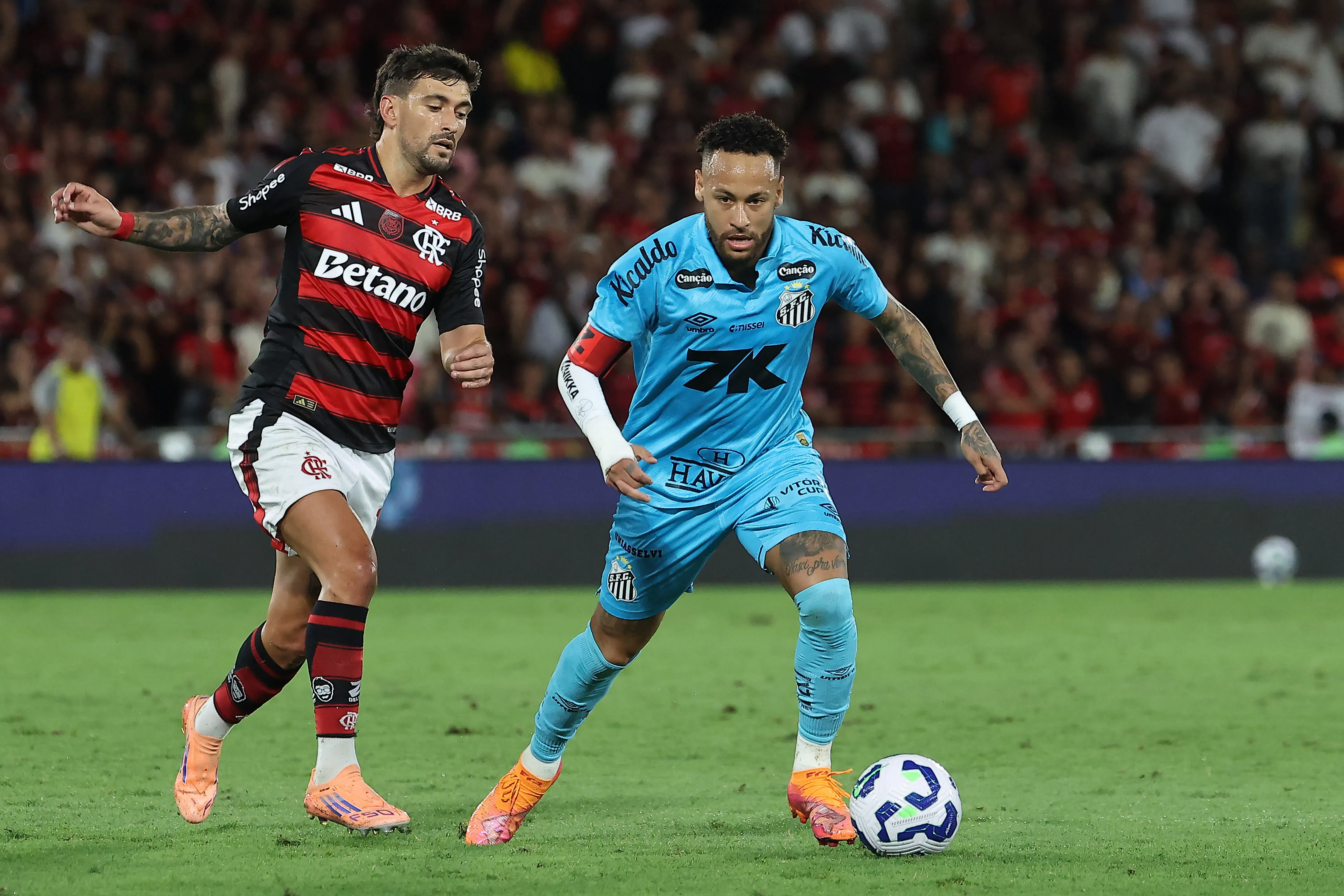 Arrascaeta ao lado de Neymar. Photo by Wagner Meier/Getty Images