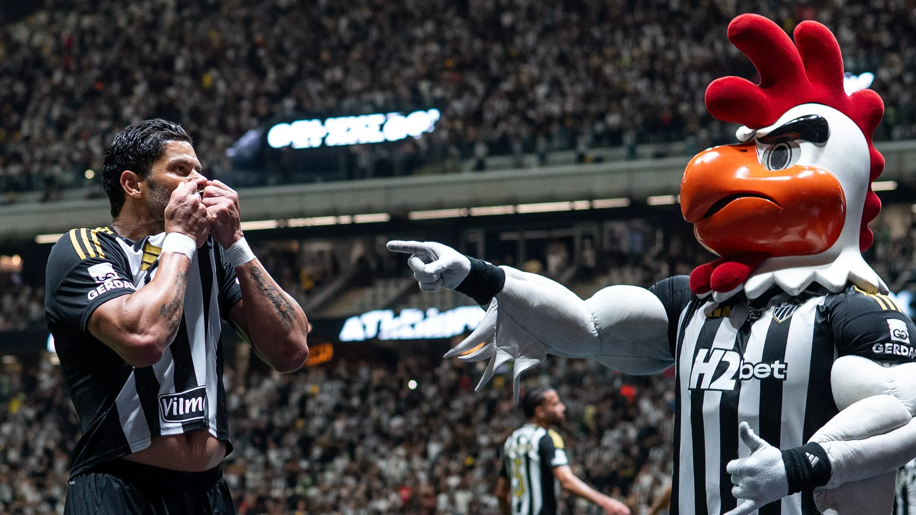 Hulk comemorando gol do Galo junto a Massa atleticana de fundo. Foto: Alessandra Torres/AGIF