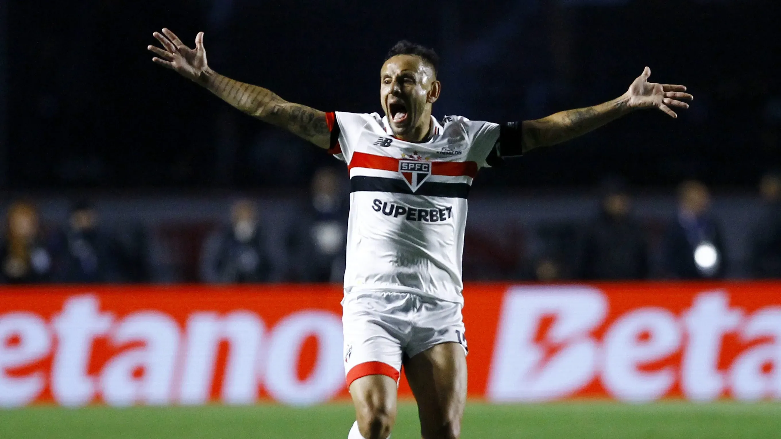 Rafinha motiva o São Paulo na asituação do Luiz Gustavo – Foto: Marco Miatelo/AGIF