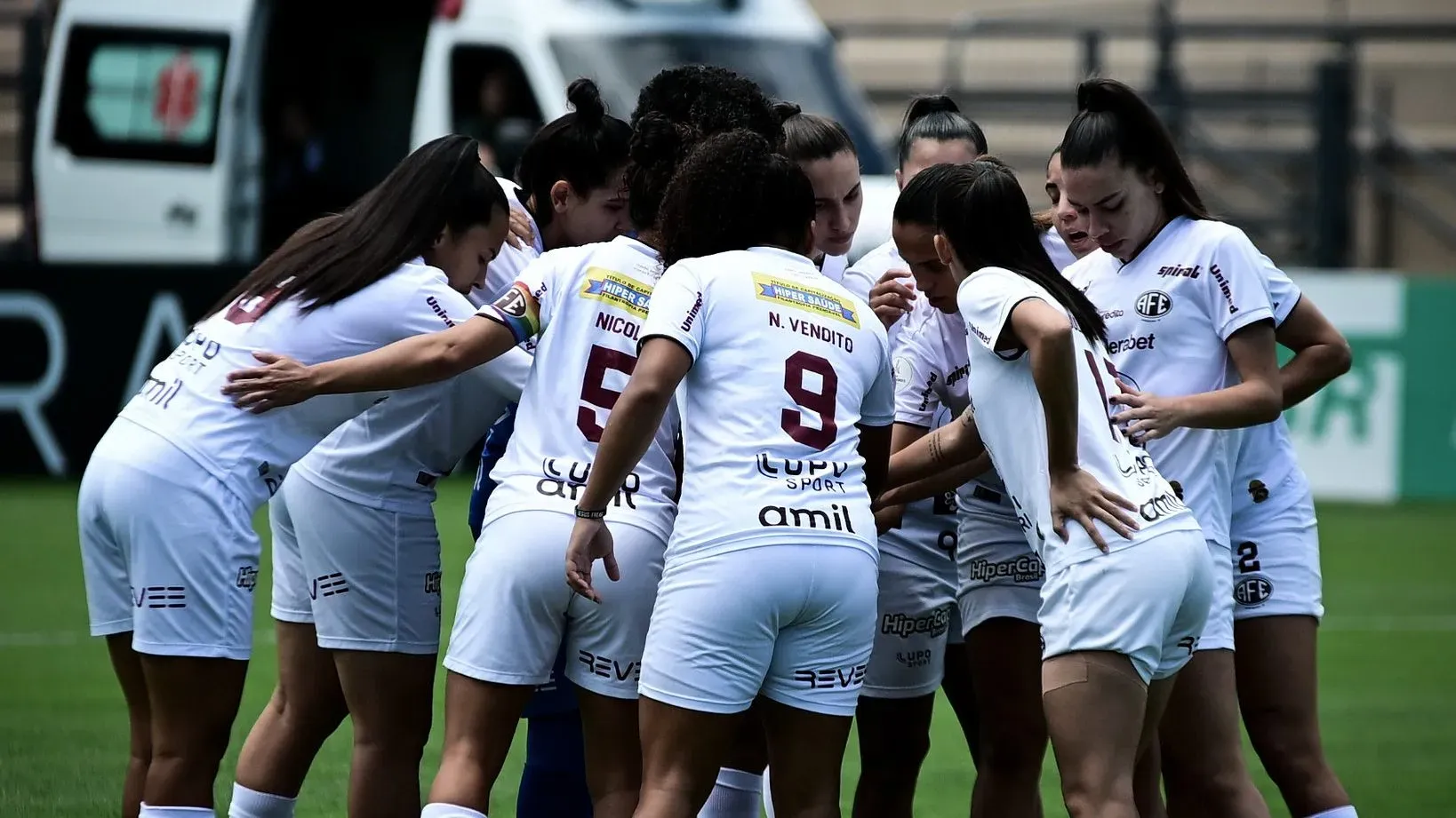 Elenco feminino da Ferroviária em campo