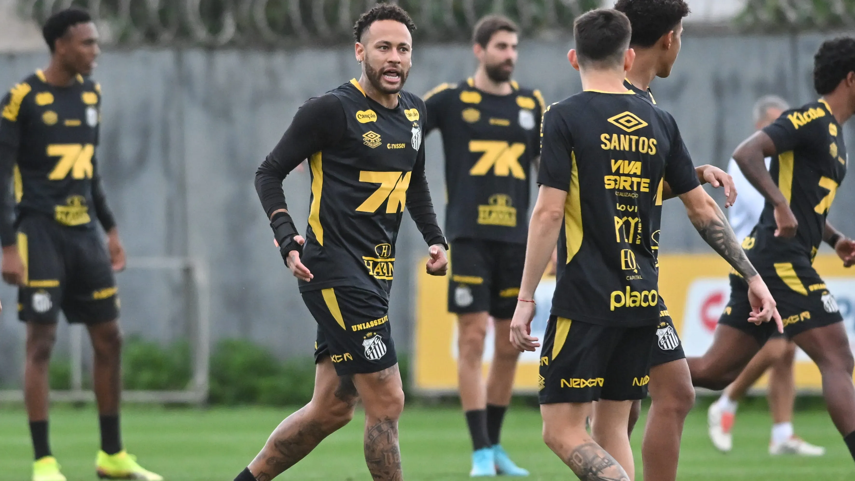 SP – SANTOS – 31/10/2025 – SANTOS, TREINO – Neymar jogador do Santos durante treino no Centro de Treinamento CT Rei Pele. Foto: Jota Erre/AGIF