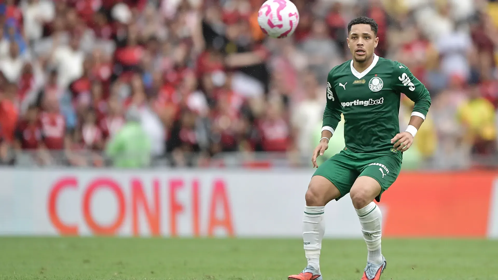 Vitor Roque é um dos protagonistas do Palmeiras em 2025 – Foto: Thiago Ribeiro/AGIF