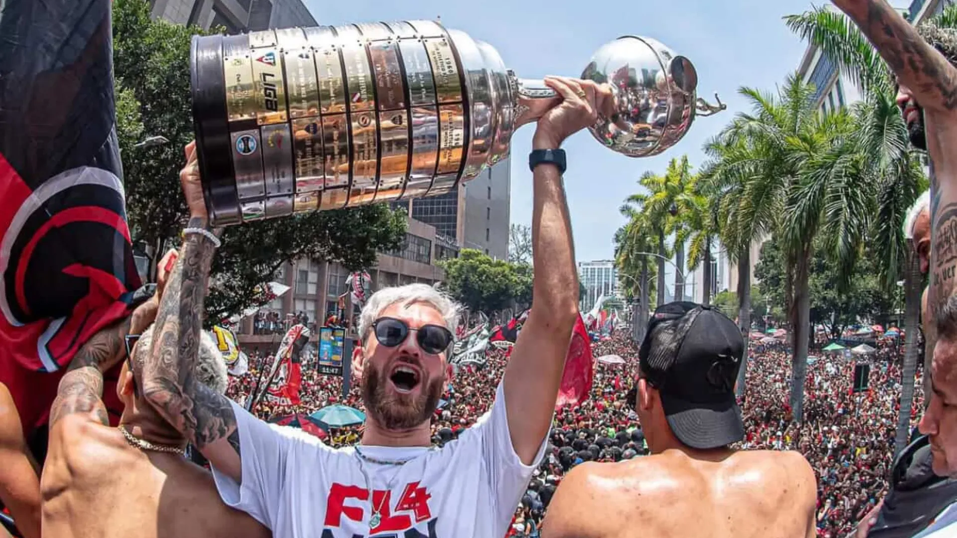 Léo Pereira levantando o troféu da Copa Libertadores 2022 – Foto: Reprodução/Flamengo