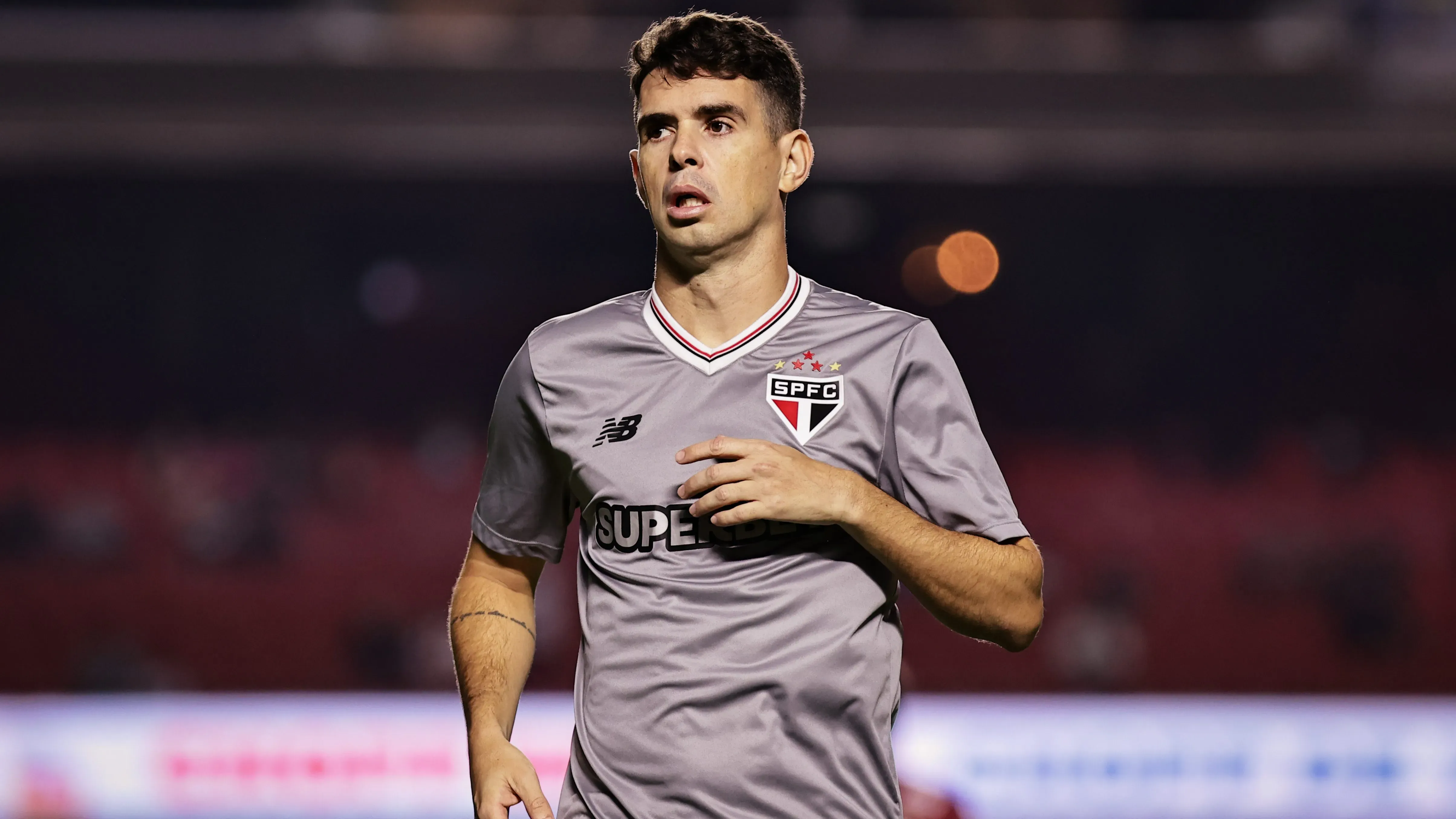 SP – SAO PAULO – 24/05/2025 – BRASILEIRO A 2025, SAO PAULO X MIRASSOL – Oscar jogador do Sao Paulo durante aquecimento antes da partida contra o Mirassol no estadio Morumbi pelo campeonato Brasileiro A 2025. Foto: Fabio Giannelli/AGIF