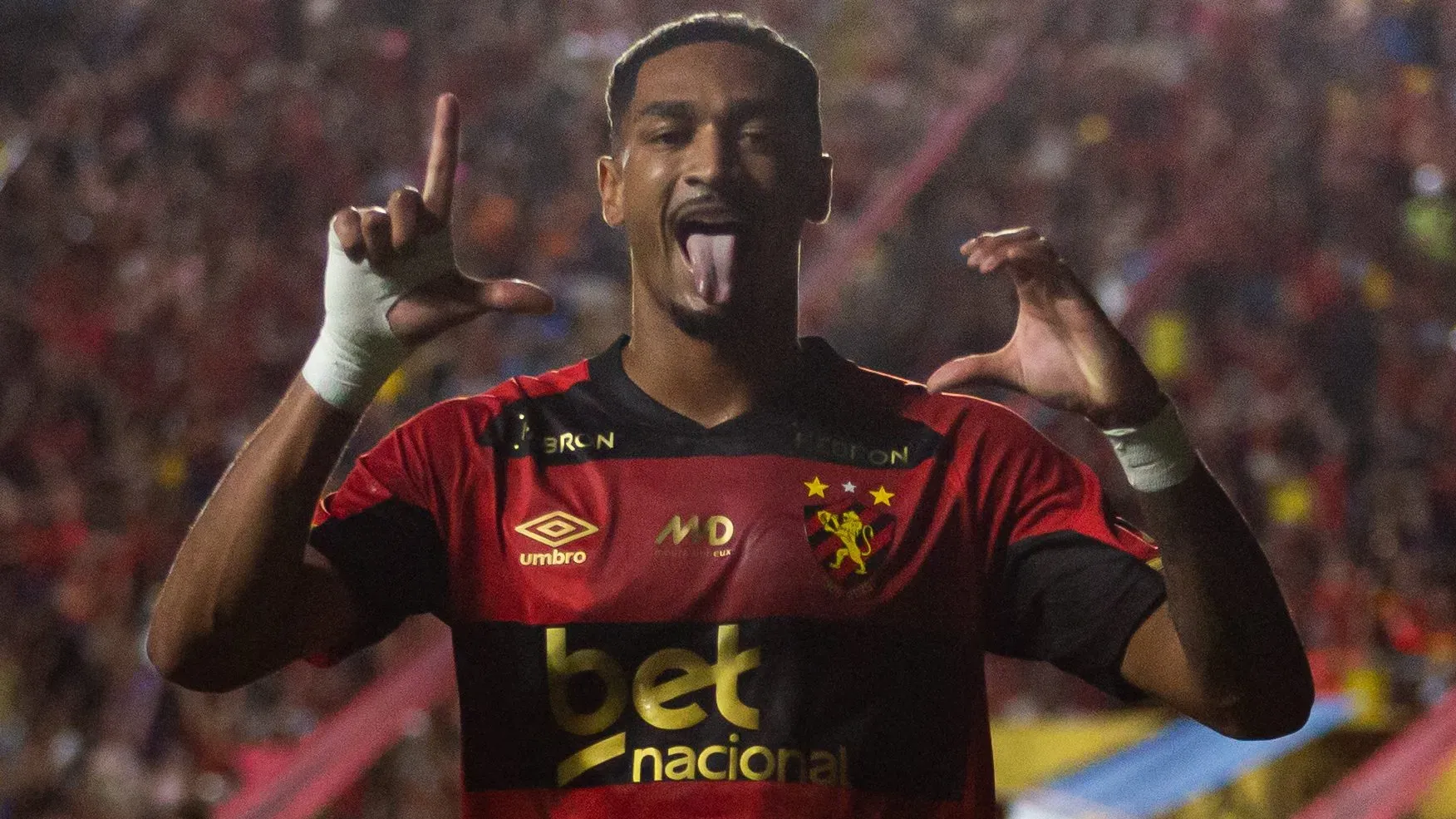 PE – RECIFE – 25/10/2025 – BRASILEIRO A 2025, SPORT X MIRASSOL – Derik Lacerda jogador do Sport comemora seu gol durante partida contra o Mirassol no estadio Ilha do Retiro pelo campeonato Brasileiro A 2025. Foto: Rafael Vieira/AGIF