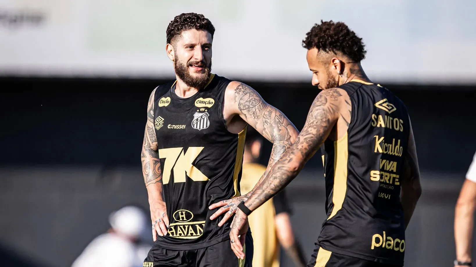 Zé Rafael e Neymar em treino do Peixe – Foto: Raul Baretta/ Santos FC.