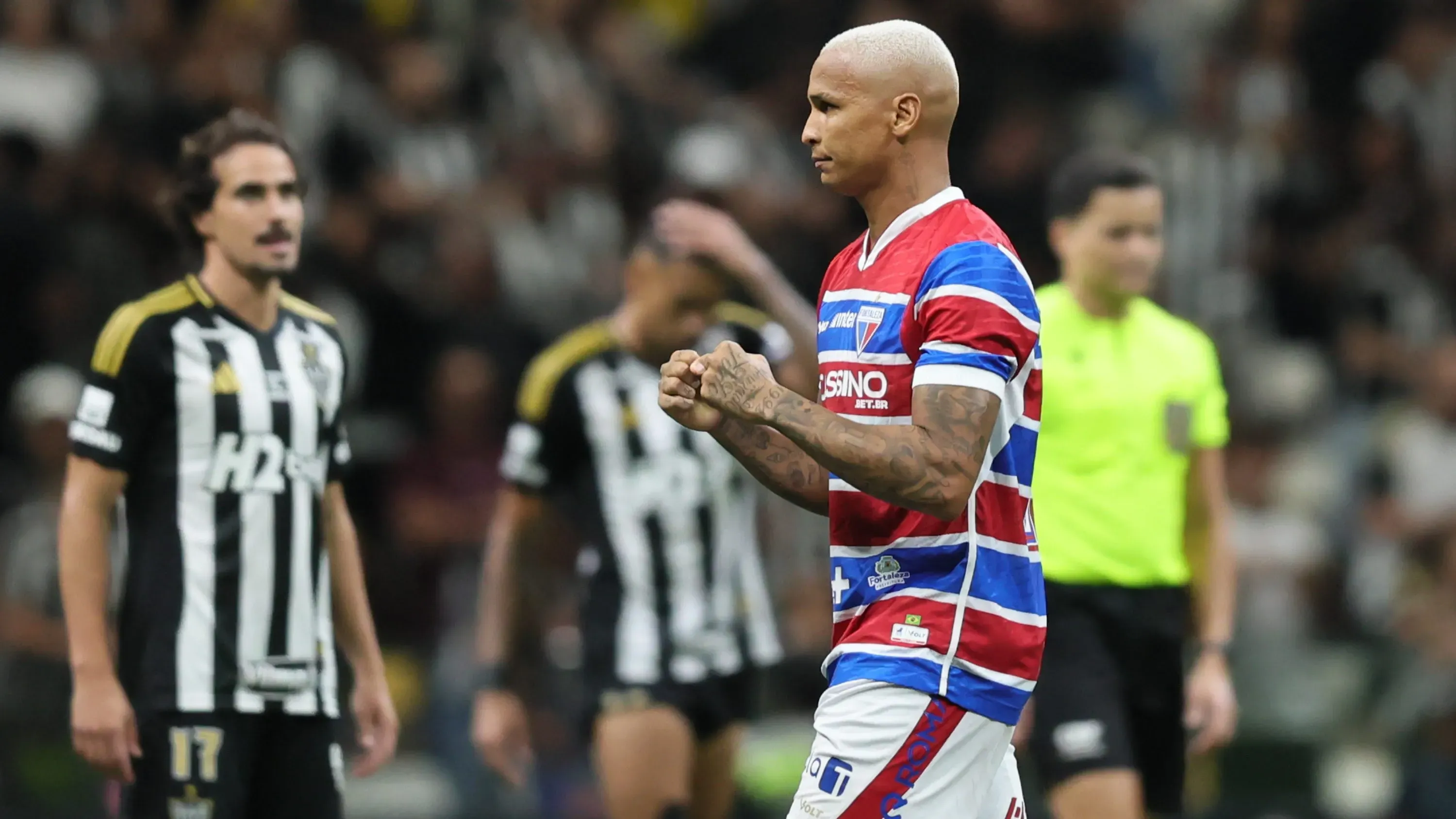 Deyverson marca três vezes e o Fortaleza arranca empate com o Atlético-MG na Arena MRV.
