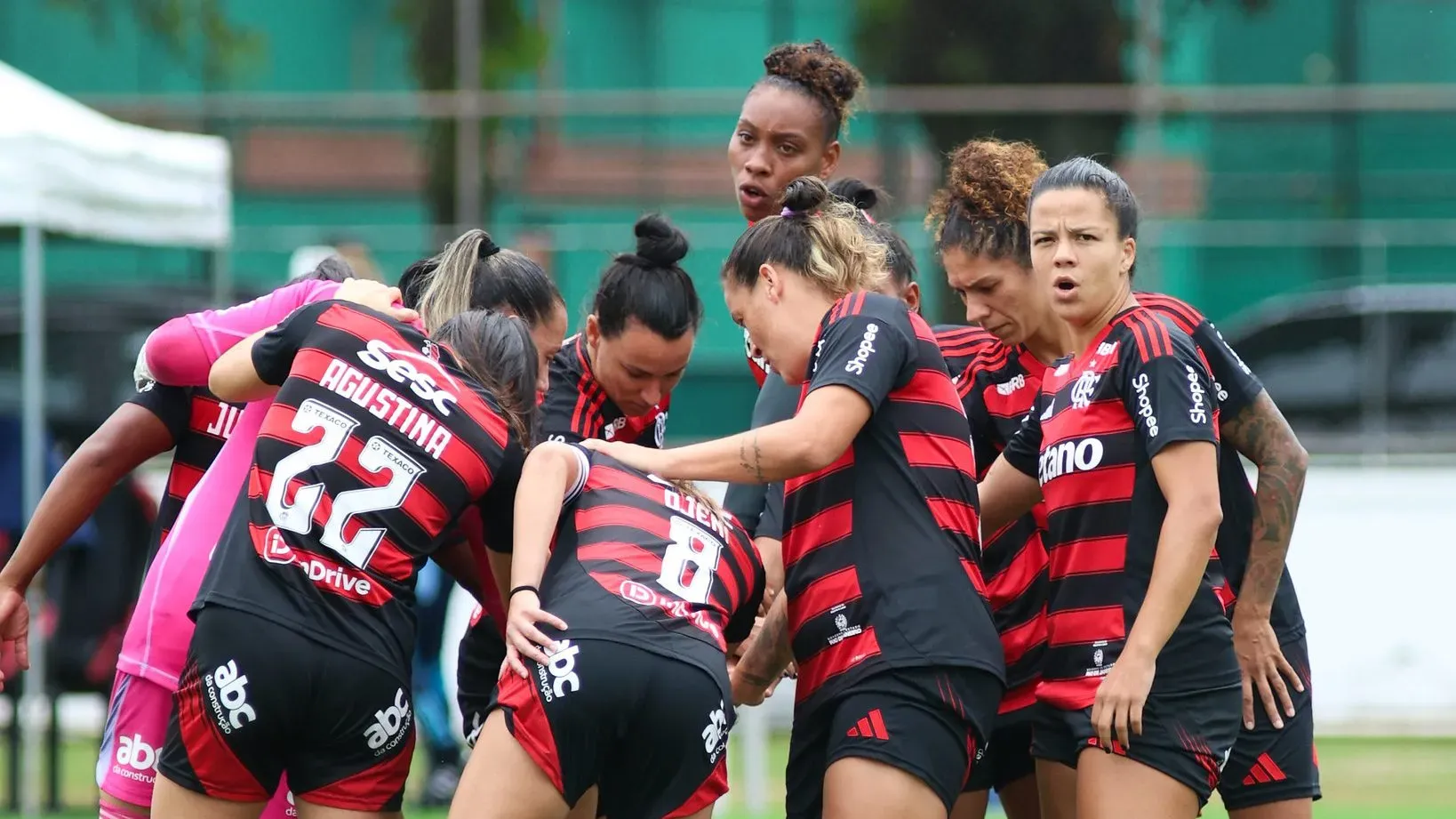 Elenco feminino do Flamengo em campo pelo Carioca Feminino