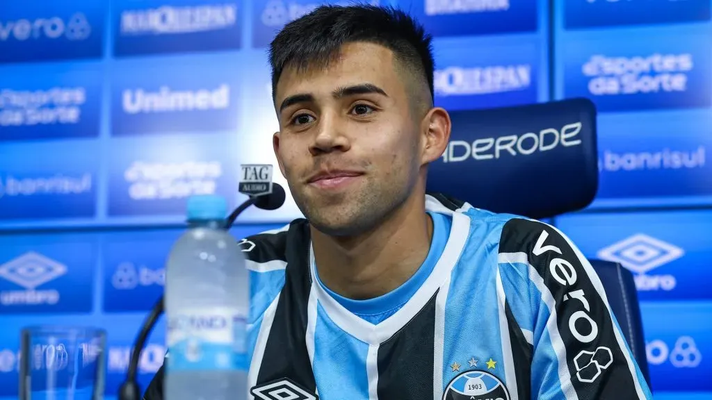 Aravena, atacante do Grêmio